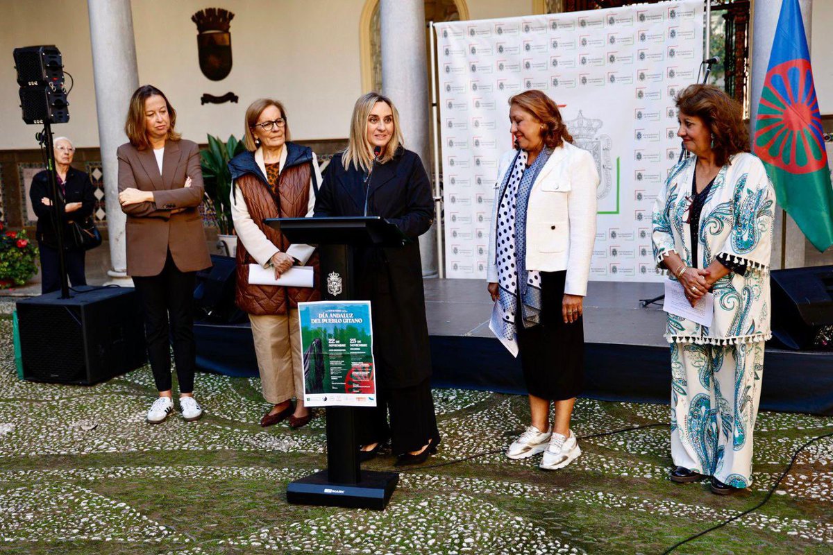 Celebramos el #DíadelosGitanosAndaluces en la Plaza del Carmen con la lectura del manifiesto que recuerda la aprobación de este día por el Parlamento andaluz, junto a diferentes colectivos y asociaciones de #Granada