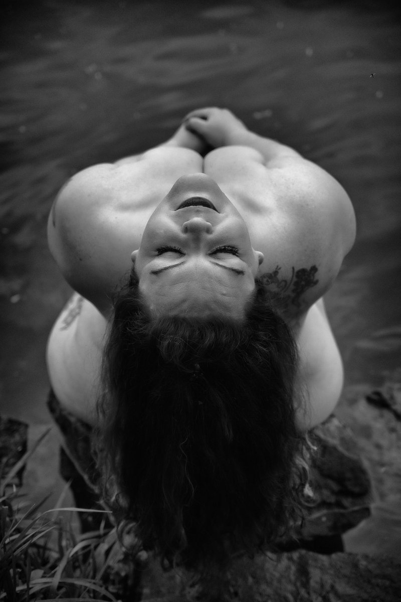 OfFiddler's tweet photo. Shoulders

Day 22 of #nsfwnovember hosted by dear @JstCallMeElle , @Girl15Gone and @thedarkboudoir1 

It's dear Mone taking part in a graces-photoshoot at the river Main, near Frankfurt.

#topshot #viewfromabove #shoulders #cleavage #dekolleté https://t.co/oAVFa5Muyq
