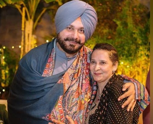 नवजोत सिंह सिद्धू की पत्नी की कैंसर बीमारी में नवजोत सिंह सिद्धू का साथ और उनका अपनी पत्नी के प्रति प्रेम एक उदाहरण बन गया है।

नवजोत सिंह सिद्धू ने कल इस मामले पर प्रेस कॉन्फ्रेंस करके कहा कि 

अब उनकी पत्नी को चिकित्सकीय रूप से कैंसर मुक्त घोषित कर दिया गया है,

नवजोत सिंह