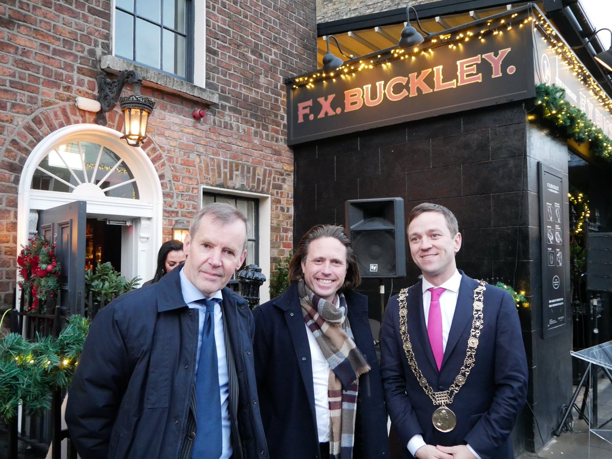 The Christmas period has officially started in Toners! We are delighted to provide the power for The Christmas Lights of Baggot Street, Pembroke Road, and Merrion Row. Thank you to The Lord Mayor of Dublin James Geoghan for turning on the lights and starting the festive period!