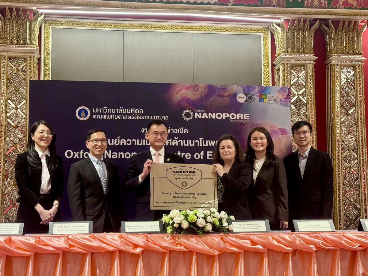 manopsi's tweet photo. Today is the day!

ศิริราช @SirirajMedicine และ @nanopore (ONT) ลงนามความร่วมมือและแถลงการเปิด Centre of Excellence แห่งแรกของภูมิภาคอาเซียนโดยท่านคณบดีและผู้แทนบริษัท ONT โดยมีตัวแทนท่านทูต @UKinThailand และผู้บริหาร @MahidolU ร่วมเป็นสักขีพยาน ปรบมือให้กับ @Thidathipw และทีม Siriraj Long-read Lab กำลังสำคัญของผลงานนี้ และ partner ภาคเอกชนทั้ง BioDesign, CARIVA และ BDMS N Health ที่ช่วยสนับสนุนจนมาถึงทุกวันนี้ครับ 👏