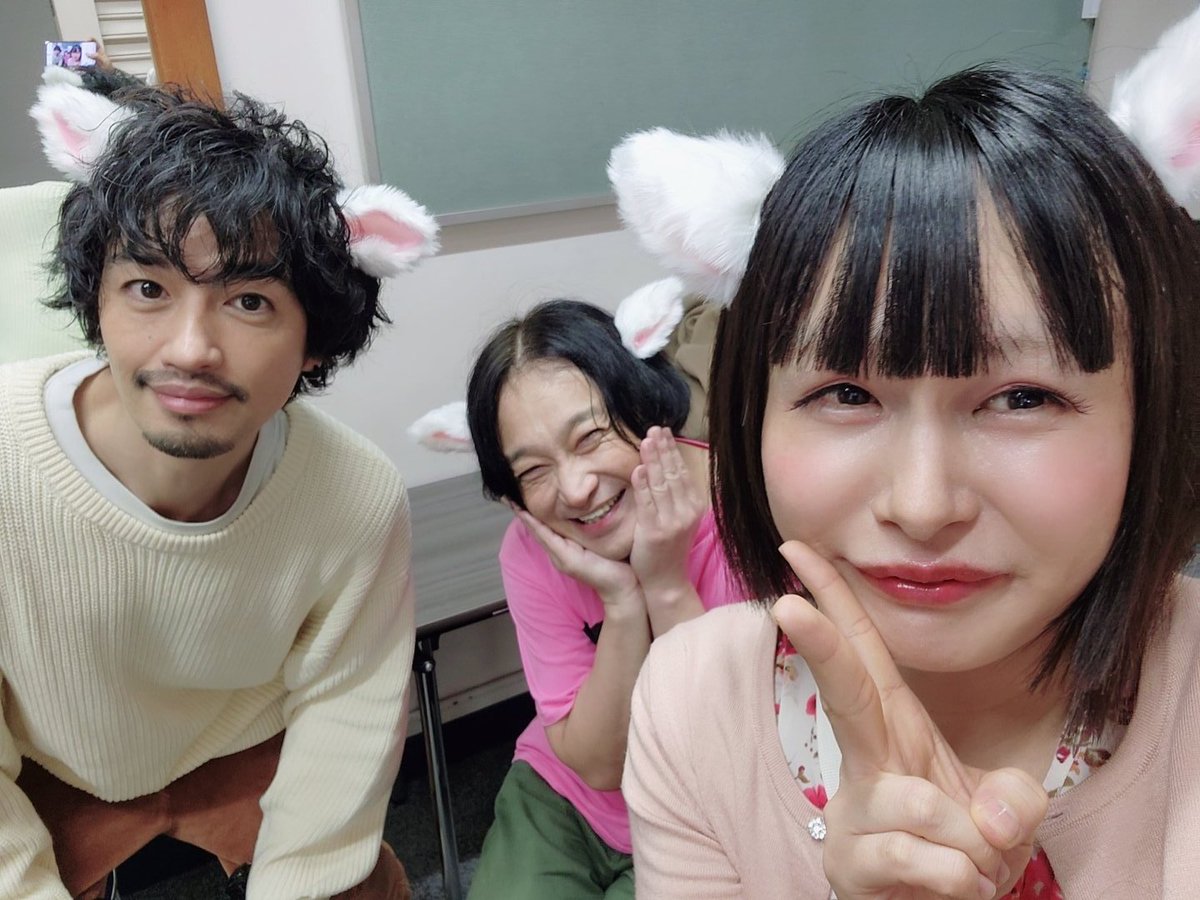 yopipidayou's tweet photo. みんな「永野50歳記念ライブ～ありがとう斎藤工～」ありがとう！泣
温かいお客様で大盛り上がりで楽し過ぎた！泣
たくさん笑ったよ！
寒いし夜遅いから気をつけて帰ってね(^^)v
平場でタイミング逃してお渡し損ねた永野さんの50歳のお誕生日プレゼントの猫耳ライブのあとにお二人につけてもらえたよ！ https://t.co/5jCepXhiEB