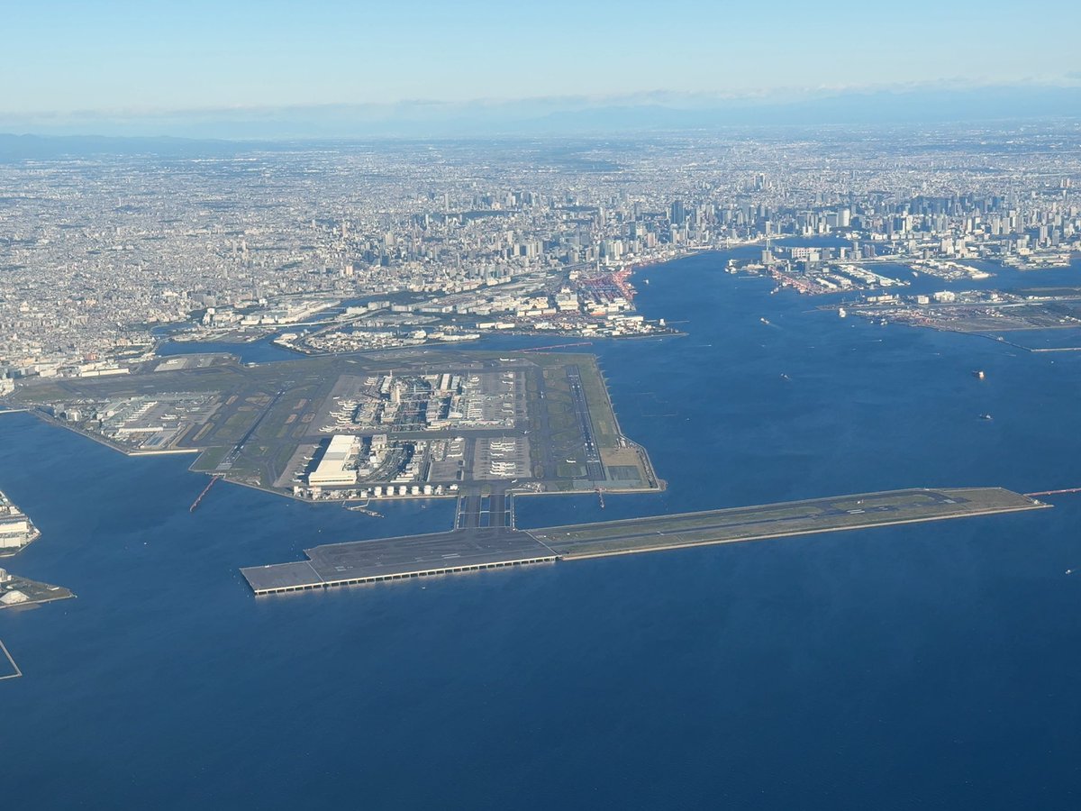t_apbf_mrc's tweet photo. 🎵ゆっくり旋回して来た 大型の旅客機が
週末ですなぁ〜
出張三昧で鬼マイラーしております✈️
役員ではないのでプレミアムクラスは規定上
グレーなんですが、土曜に乗ってみたところ
通路の反対に知ってる役員がいて「おいw」と!
まあ懲りませんが😆
#MrꓸChildren
#Worlds_end
#出張
#鬼マイラー https://t.co/9Kqtqg8OA0
