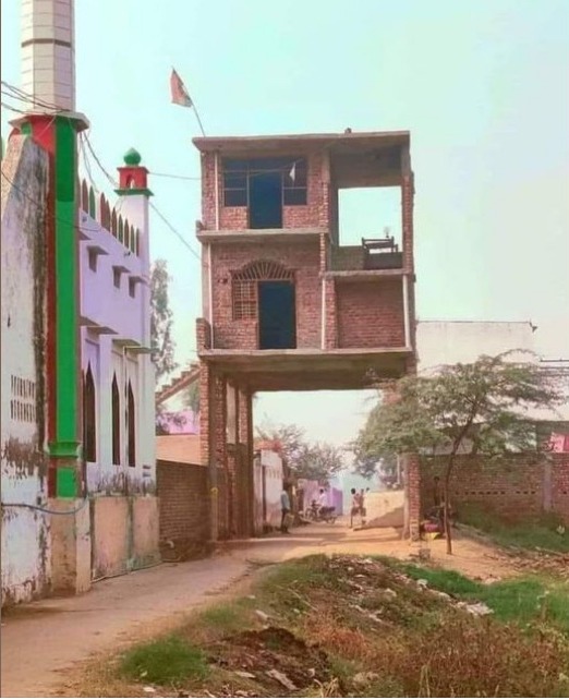 jimibabar's tweet image. گھر کا مالک مسجد کا پیش امام اور پورا ایمان دار ہے🫡
گھر بھی بنا لیا اور گلی پر قبضہ ہی نہیں کیا 🤣🤣🤣