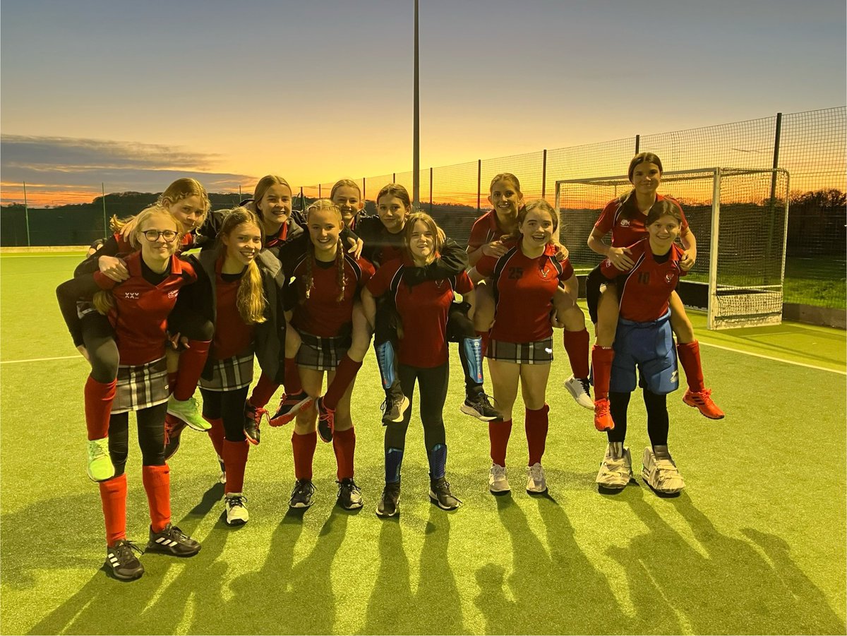 PipersSport's tweet image. The U16A Hockey team were amazing last night in which cold conditions. What a lovely sunset! #PipersSenior #PipersHockey #PipersPride