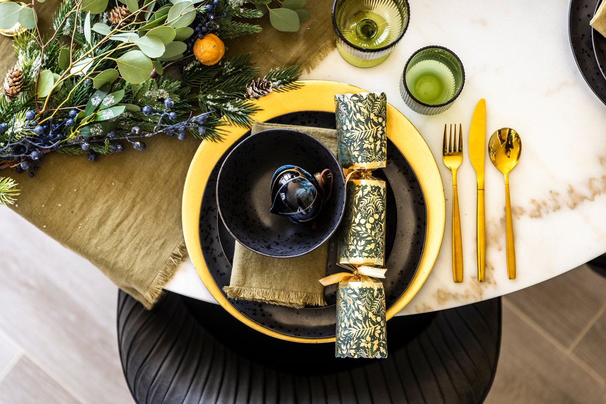 Redrow's tweet image. In need of inspiration for how to dress your table this #Christmas? 🎄❄️

We’ve featured three tablescape themes in our latest article 👉 bit.ly/3CDTr2l

#Redrow #RedrowHomes #Christmasdecor #Christmasdecorations #ChristmasDay