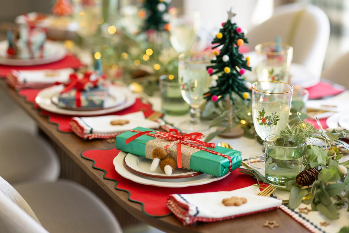Redrow's tweet image. In need of inspiration for how to dress your table this #Christmas? 🎄❄️

We’ve featured three tablescape themes in our latest article 👉 bit.ly/3CDTr2l

#Redrow #RedrowHomes #Christmasdecor #Christmasdecorations #ChristmasDay
