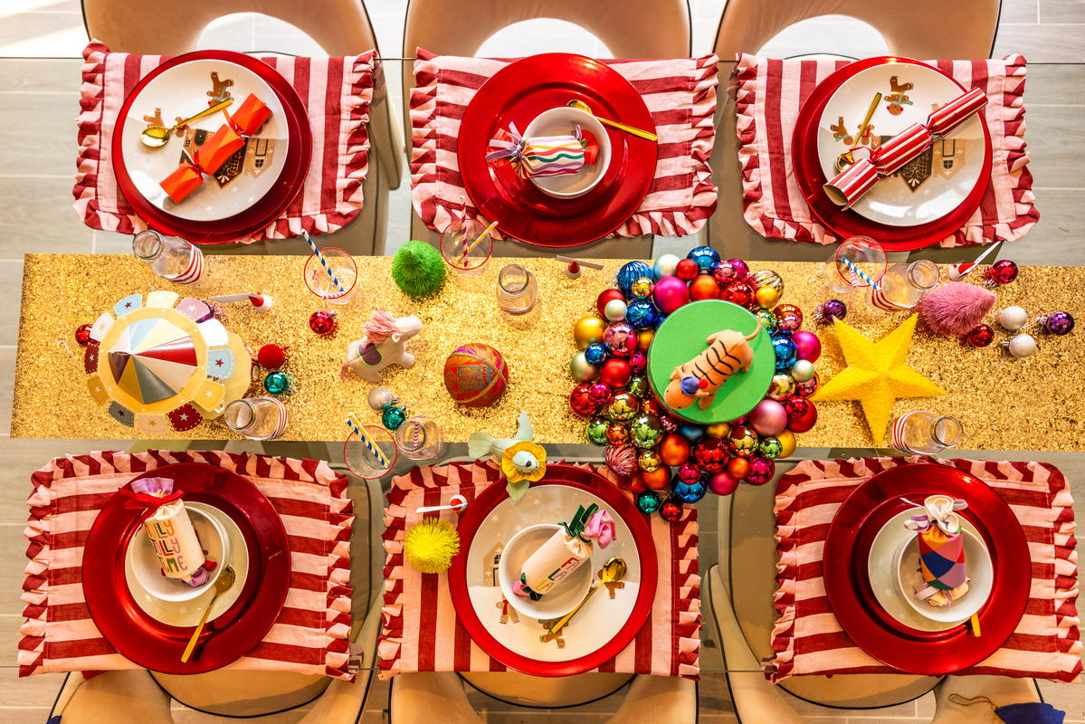 Redrow's tweet image. In need of inspiration for how to dress your table this #Christmas? 🎄❄️

We’ve featured three tablescape themes in our latest article 👉 bit.ly/3CDTr2l

#Redrow #RedrowHomes #Christmasdecor #Christmasdecorations #ChristmasDay