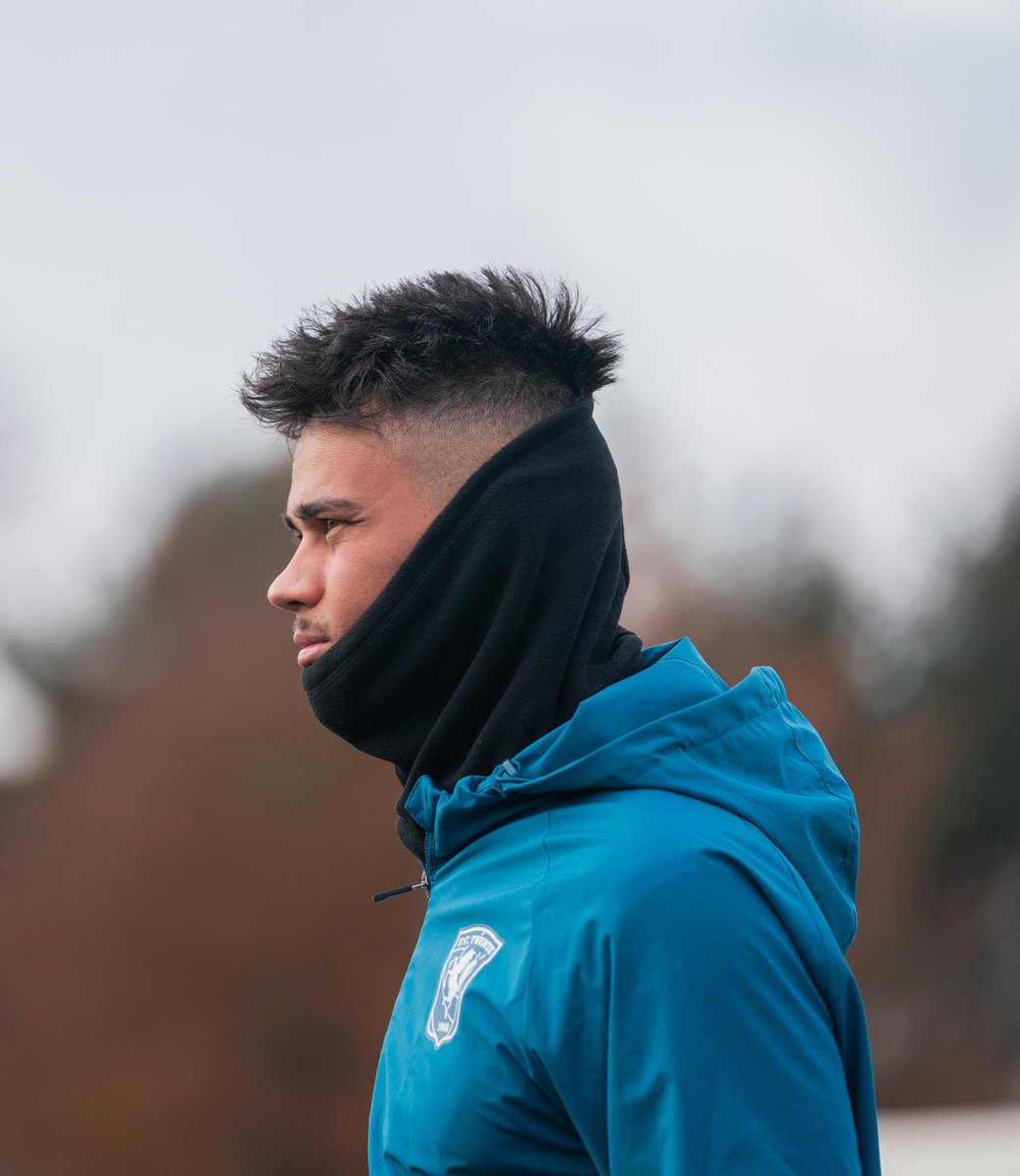 Back on the field after what felt like an eternity of waiting. Each step feels like a victory, each breath like a symphony of resilience. Today, the world doesn’t spin it cheers, because I’m finally doing what I love again. This isn’t just training; it’s the start of my comeback.