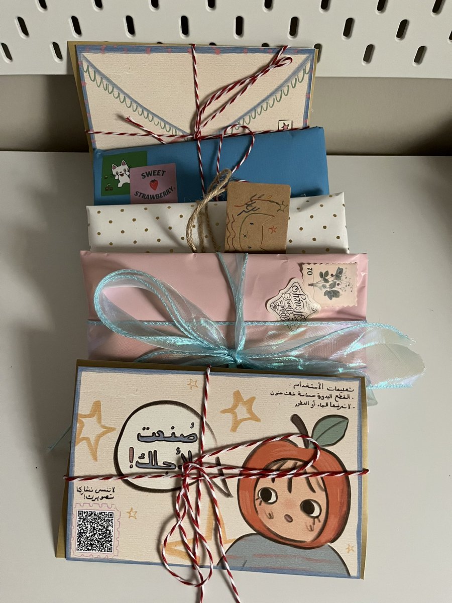 Linahstudio_o's tweet photo. متجر كل شوي قاعد يغلف الهدايا على كيفه، والصدق ان الفوضى عاجبتني ما احب الرسميات بالتغليف https://t.co/s2VZfJnXrA