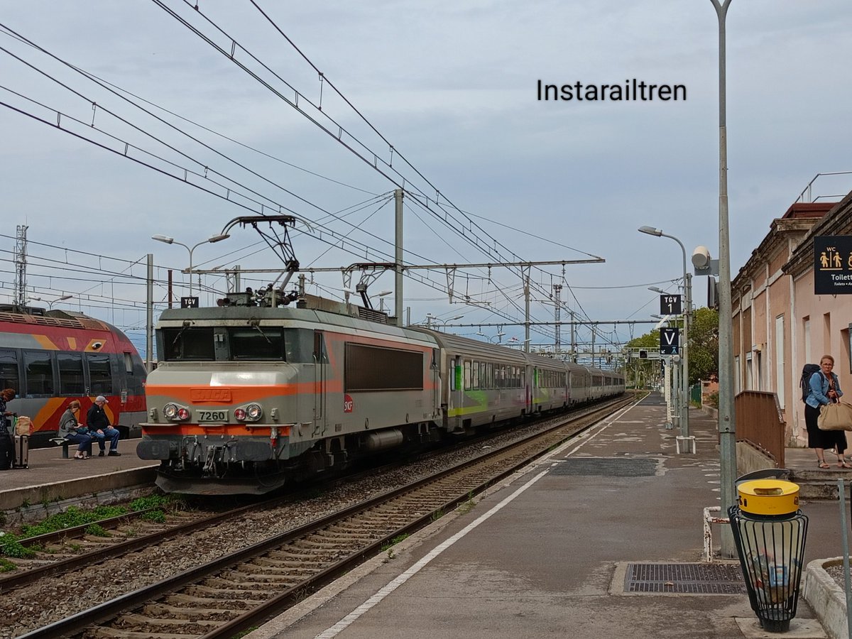 europa_tren's tweet photo. El Corail Intercite Marsella St Charles>Bordeaux St Jean con la Nez Casse BB 7200 Betón, llegando a la Gare de Narbona, septiembre de 2024. Foto: Ezequiel Pérez Martínez #EuropaTren #instaraitren #Sncf #Corail #Intercite #Occitane #CatalunyaNord #France🇫🇷 #FelizViernes https://t.co/IHWICeI5wN