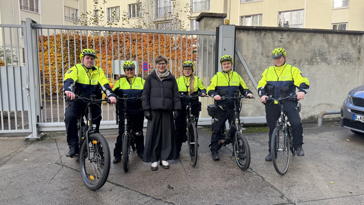 Bezirksamt Friedrichshain-Kreuzberg (@ba_xhain) on Twitter photo Heute wurde die neue #Fahrradstaffel im #Ordnungsamt #Xhain eingeführt, so dass ab sofort sechs Kolleg*innen bürger*innennah auf dem Fahrrad unterwegs sind und so effektiver auf Probleme reagieren können. <a href="/annika_gerold/">Annika Gerold</a>
▶️berlin.de/ba-friedrichsh… Heute wurde die neue #Fahrradstaffel im #Ordnungsamt #Xhain eingeführt, so dass ab sofort sechs Kolleg*innen bürger*innennah auf dem Fahrrad unterwegs sind und so effektiver auf Probleme reagieren können. <a href="/annika_gerold/">Annika Gerold</a>
▶️berlin.de/ba-friedrichsh…