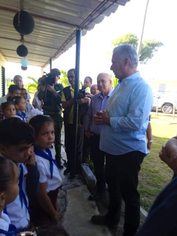 Miguel Díaz-Canel Bermúdez, presidente de la República de #Cuba, durante su recorrido por el municipio #LosPalacios visitó la escuela rural Clara Zetkin.
#PinardelRío #GenteQueSuma #CubaMined