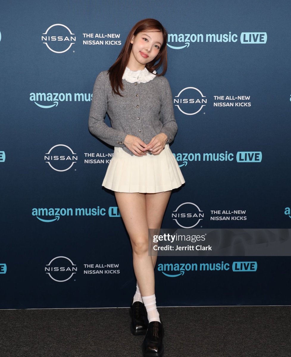 imnayeonarchive's tweet photo. SHE LOOKS SO GOOD https://t.co/VNxkF0eqoI