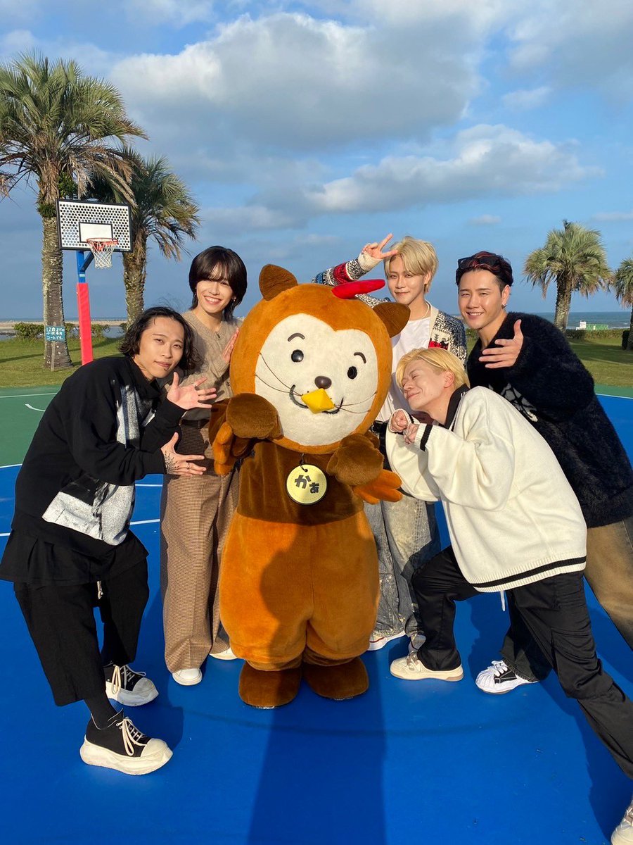 1111miyazakiken's tweet image. 【お知らせ】

この度、MADKIDの皆さんと
今年リリースされた新曲「FLY」を#かぁくん がコラボ撮影させていただきました✨🐶

#MADKID の皆さんの中に溶け込んでいるかぁくん✨
公式YouTubeよりぜひご覧ください♪
↓↓↓
youtu.be/y36mKAQgOAg?si…
(先ほどアップされました✨🫣)

#みやざき犬