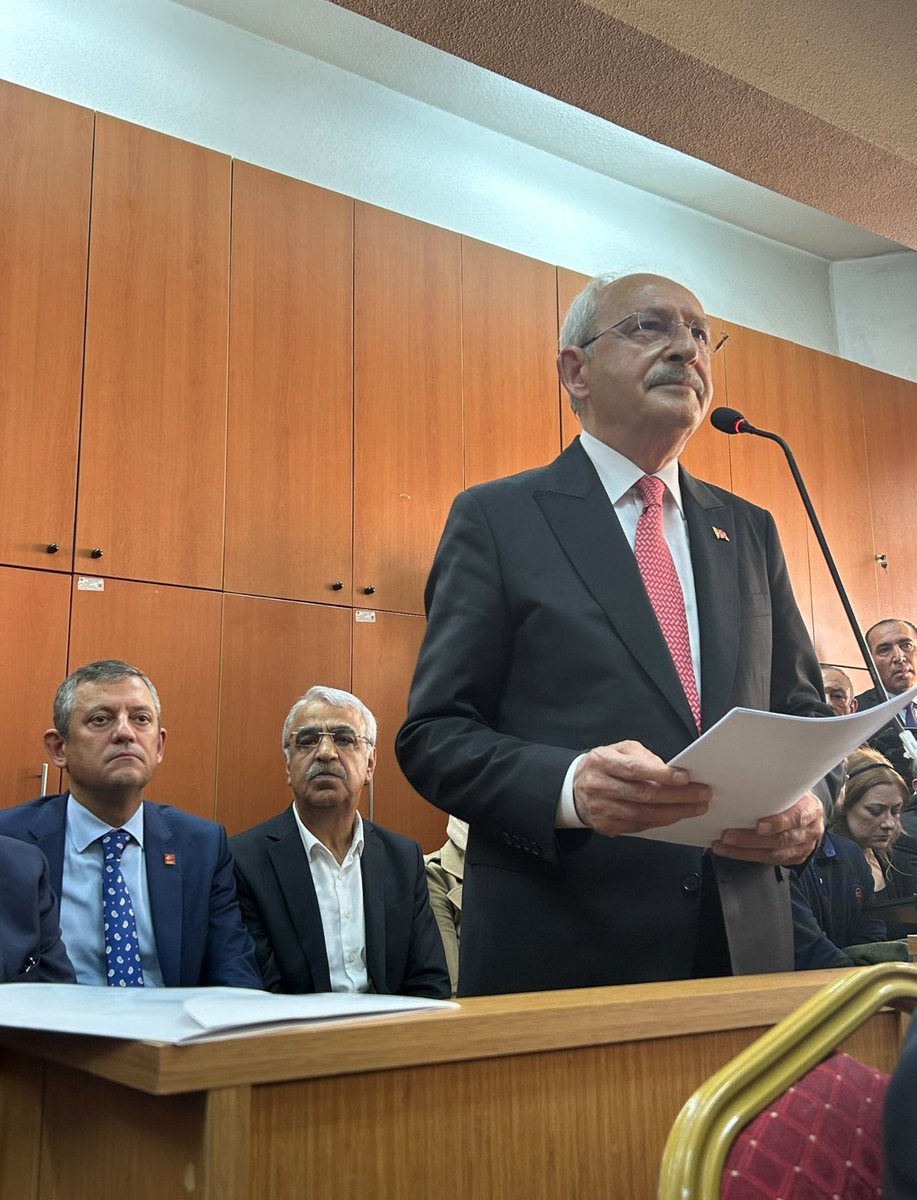 AliyeCdaroglu's tweet photo. Ben Kemal Kılıçdaroğlu !
 
75 yaşındayım.
Hayatım boyunca alnımın teriyle kazandım,
Çocuklarımı helal lokma ile büyüttüm,
 
Maaşımdan biriktirdiklerimle satın aldığım ve hali hazırda içinde yaşadığım evimin dışında,
kooparetife girerek edindiğim Ankara’nın Büğdüz köyündeki evimden başka bir mal varlığım yoktur.
 
Çok büyük bütçeler yönettim,
Her zaman ve her adımımda fakir-fukaranın parasını ve çıkarını gözettim.
Milletimi ve devletimi her zaman sevdim, onlara sadakatten hiç ayrılmadım.
 
Bütün yaşamım boyunca parayla hiç işim olmadı, dönüp yüzüne bile bakmadım.
Terör örgütü PKK tarafından kurşunlandım, kucağımda şehit verdim.
 
Defalarca suikastlara, linçlere ve saldırılara uğradım.
Canımla sınandım geri adım atmadım.
Ailemle ve çocuklarımla tehdit edildim oralı bile olmadım.
 
Para ve zengin bir hayat vaat ettiler, satılmadım-satın alınamadım.
Hiç bir zaman teslim alınmadım Sayın Yargıç.
 
Bunu Aziz Milletimiz bilsin,
Devletimi ve milletimi sevmekten hiçbir zaman vazgeçmedim ve vazgeçmeyeceğim.