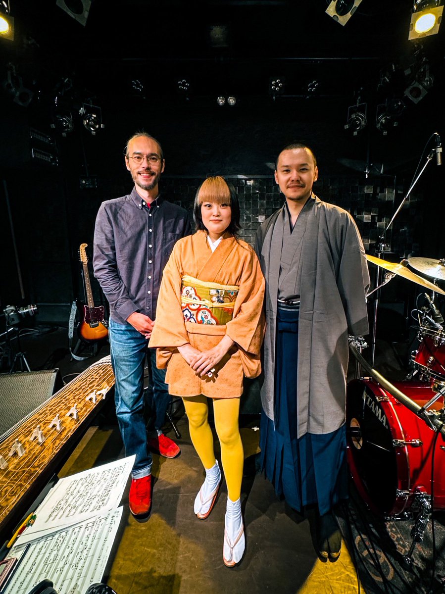 asuka_koto's tweet photo. ドラマー：平陸さん @rikutairamusic のYouTubeチャンネルにお呼びいただきました。
⁡
お琴で弾いた人はいないであろう激渋Jazz楽曲、そしてお琴奏者に愛されている楽曲をおそらく史上初の"ドラム×ベース×お琴"アレンジでセッションしました。
⁡
公開をお楽しみに！ https://t.co/PAgKuUXBm5