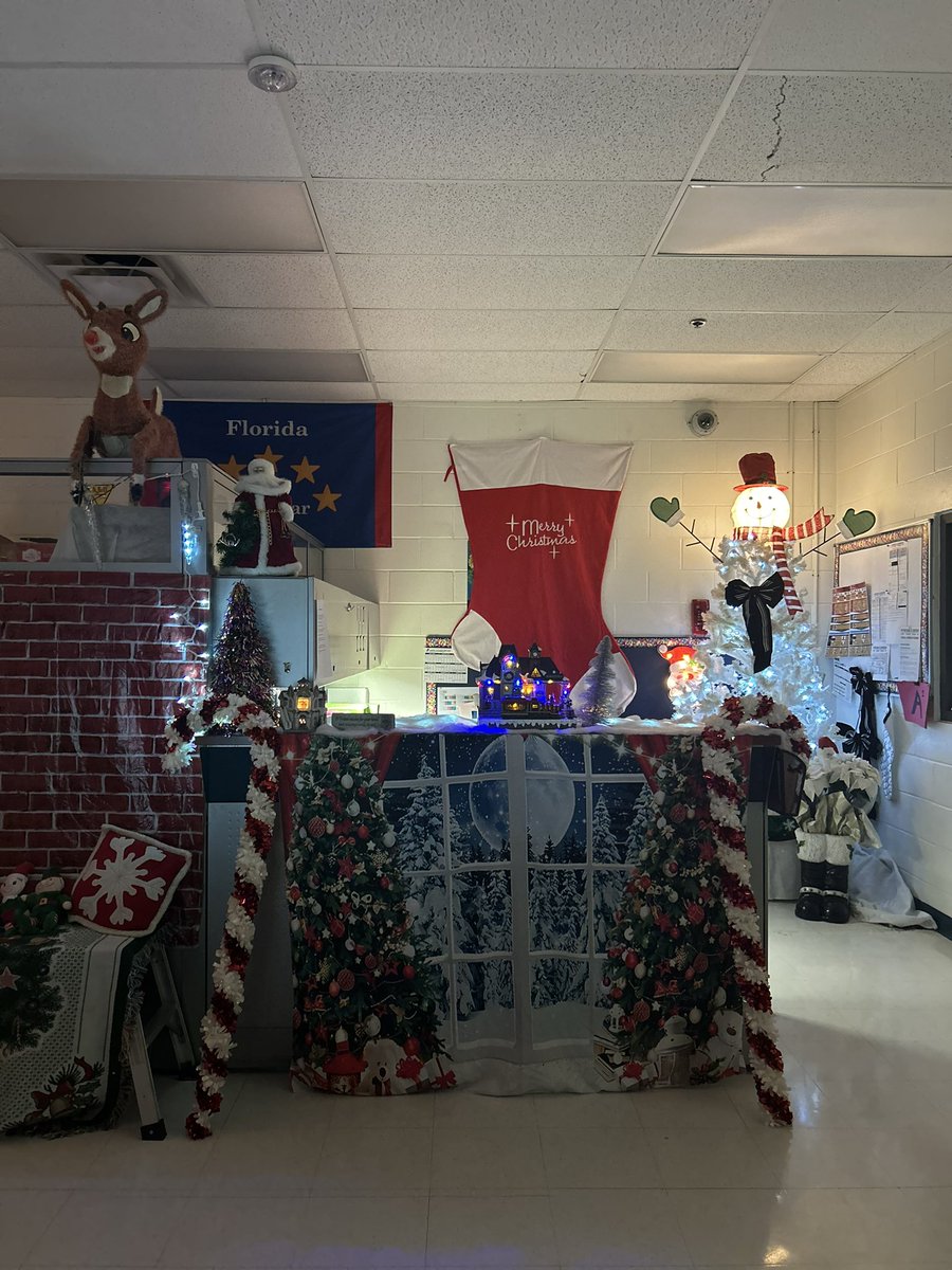 The cutest office decorations 🎄🎅🏻💚