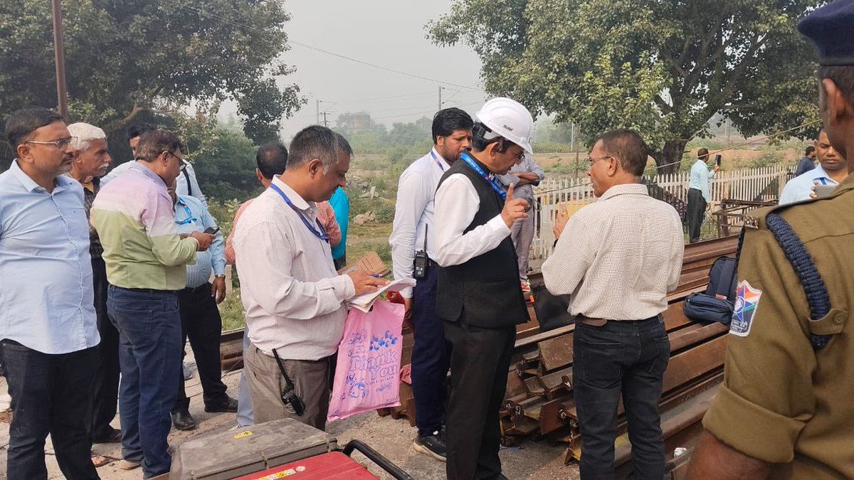 drmmalda's tweet photo. Malda Division conducted a full-scale mock drill with NDRF at Jamalpur Railway Station  to strengthen disaster management and emergency response preparedness.
#SafetFirst 
#safety https://t.co/hjoeAjPmMU