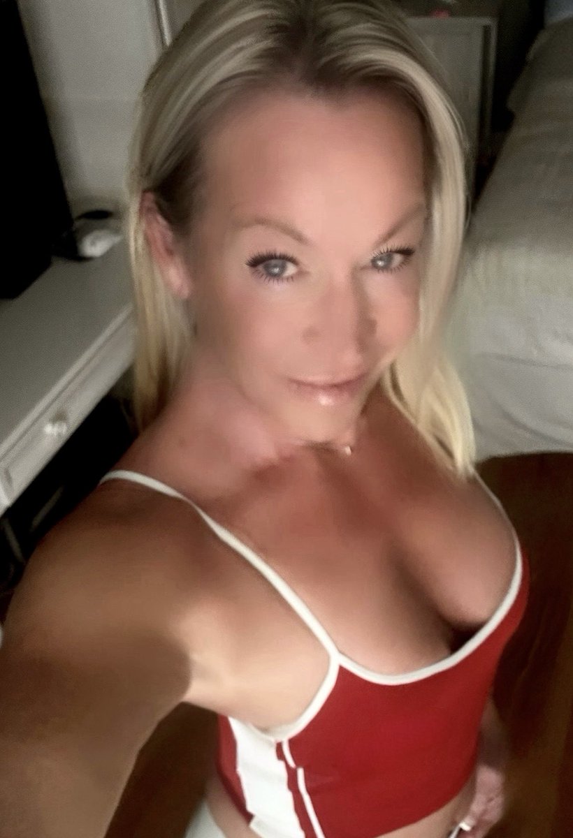 Leaismyname13's tweet image. On Fridays we wear red 🇺🇸🫡

Happy Friday y’all! ☕️☕️🎶🎵

#WhenIsSummer 🥶