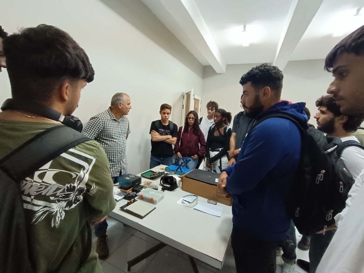 CEFAS_UM's tweet photo. Estudiantes de primer año de informática visitan el CEFAS. Conversamos sobre impresión 3D e Industria 4.0. https://t.co/lyTGN0C8gd