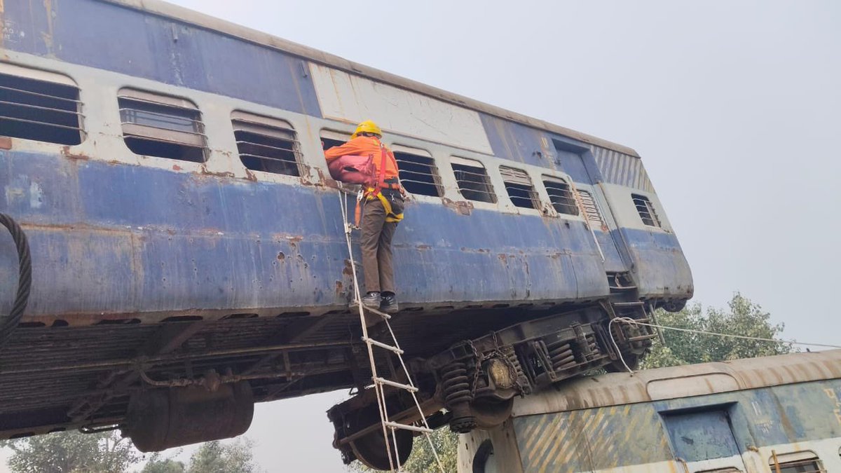 drmmalda's tweet photo. Malda Division conducted a full-scale mock drill with NDRF at Jamalpur Railway Station  to strengthen disaster management and emergency response preparedness.
#SafetFirst 
#Safety https://t.co/YE8FM757c7