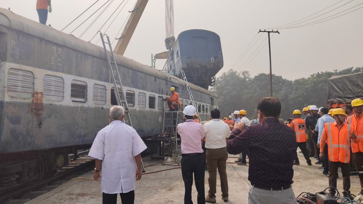 drmmalda's tweet photo. Malda Division conducted a full-scale mock drill with NDRF at Jamalpur Railway Station  to strengthen disaster management and emergency response preparedness.
#SafetFirst 
#Safety https://t.co/YE8FM757c7