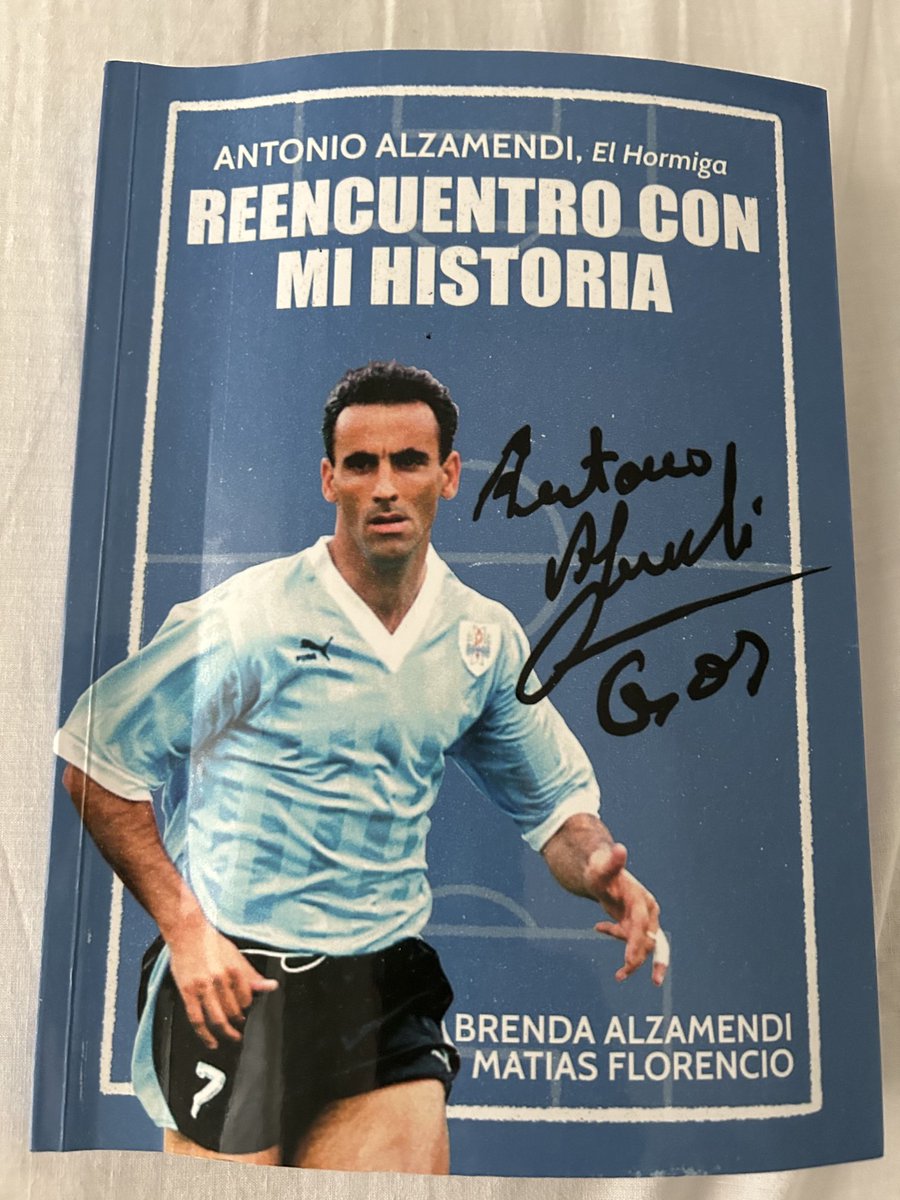 KesmanAlberto's tweet photo. El libro de la vida de Antonio Alzamendi, uno de los mejores punteros goleadores que dio el Futbol Uruguayo!
Gracias por el honor de escribir la contratapa de la historia de un grande ! Les va a gustar leerlo!! https://t.co/g2cu9nNfIX