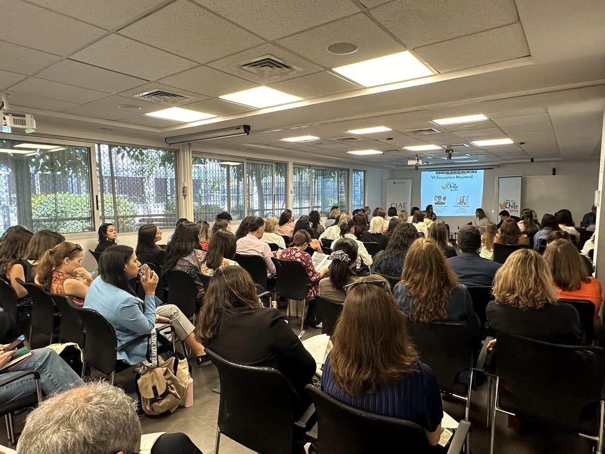ciae_uchile's tweet photo. Junto a grandes líderes educativos, comenzamos el sexto encuentro #PorUnChileQueLee 👦🏽📚👧🏼. 
👉🏽 Conéctate aquí: https://t.co/gSLUGitNMI https://t.co/L10RiVpVRn