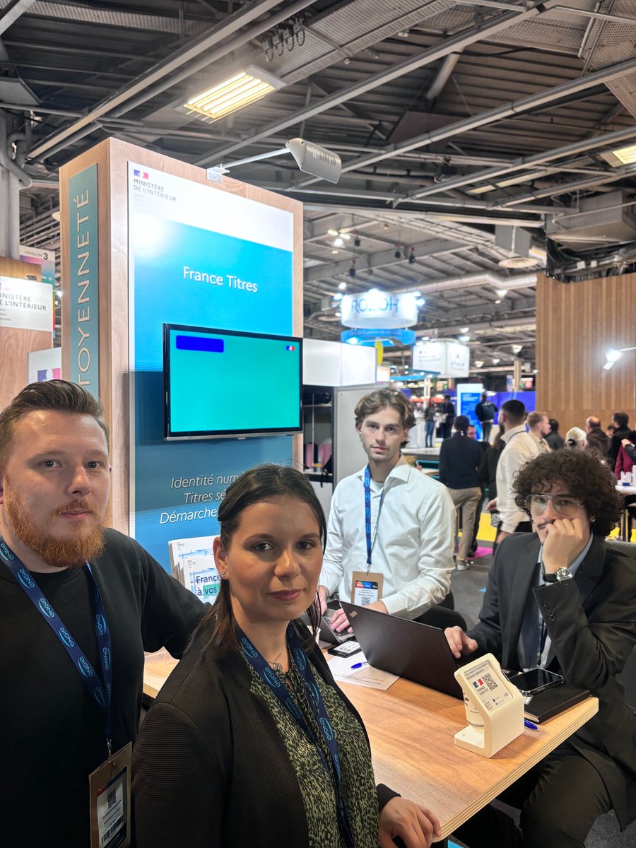 FranceTitres's tweet photo. @FranceTitres a eu l’honneur de présenter son offre de services autour de la délivrance des 𝘁𝗶𝘁𝗿𝗲𝘀 𝘀𝗲́𝗰𝘂𝗿𝗶𝘀𝗲́𝘀 au Salon des maires du 19 au 21 novembre. A cette occasion, 𝗠. 𝗹𝗲 𝗠𝗶𝗻𝗶𝘀𝘁𝗿𝗲 𝗱𝗲 𝗹’𝗜𝗻𝘁𝗲́𝗿𝗶𝗲𝘂𝗿 est venu à notre rencontre. https://t.co/e1G0k1WZaZ