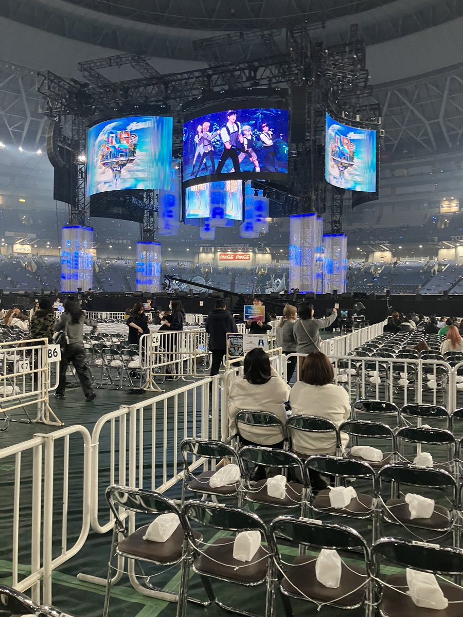 suebbjohn's tweet photo. #MAMA座席表　#MAMA2024
B5で後ろと思ってたら正面だった。横の通路にTREASURE 着てめっちゃ近かった。控え席も近くていい席だった。 https://t.co/uWubPpUYOC