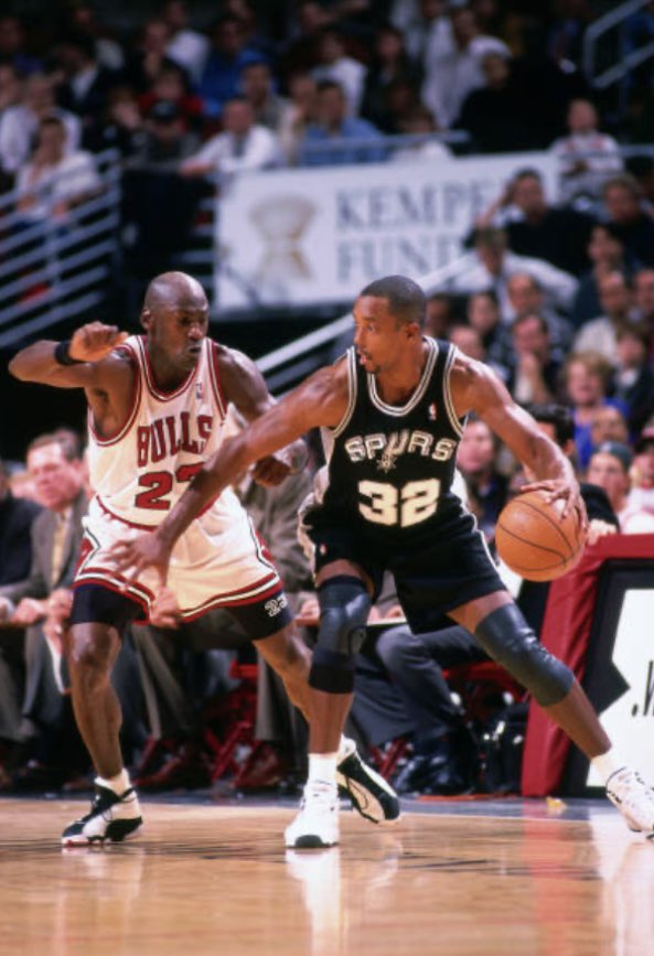 HarryHaris48861's tweet image. Sean Elliott of the San Antonio Spurs being guarded by Michael Jordan of the Chicago Bulls. #SeanElliott #SanAntonioSpurs #Spurs #SanAntonio #MichaelJordan #ChicagoBulls #Chicago #Bulls #basketball