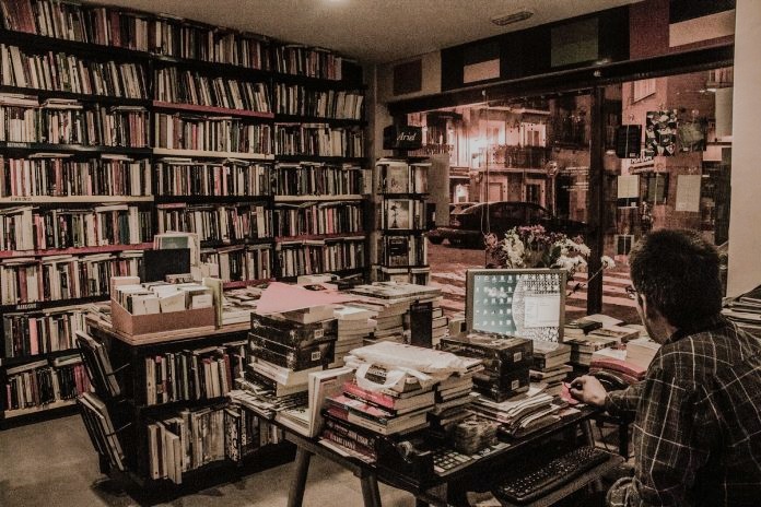 Soy de la Cuesta (@soydelacuesta) on Twitter photo Luis, premio Trayectoria Profesional <a href="/FLSevilla/">Feria Libro Sevilla</a> 24, fundó <a href="/lafugalibrerias/">La Fuga librerías</a> en 2004 como espacio de encuentro y acción social para amantes de la literatura💫#bookfriday24 honra a librerías pequeñas que resisten en era digital. Hay premio si les compras 🏆 👉bookfriday.org Luis, premio Trayectoria Profesional <a href="/FLSevilla/">Feria Libro Sevilla</a> 24, fundó <a href="/lafugalibrerias/">La Fuga librerías</a> en 2004 como espacio de encuentro y acción social para amantes de la literatura💫#bookfriday24 honra a librerías pequeñas que resisten en era digital. Hay premio si les compras 🏆 👉bookfriday.org