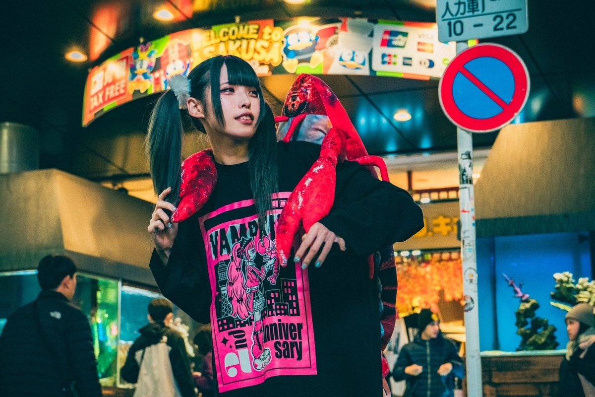 🦞VAMPKIN 2周年Long Sleeve T-shirts🦞
店頭にて絶賛発売中！
XL only ￥4,000-

MODEL(Height:155cm)
<a href="/pomeyama_amu/">ポメ山あむちゃんさん🪬</a> 
Camera
<a href="/kobakei314/">けーたろー a.k.a ヒトリボッチ・ケースケ</a>