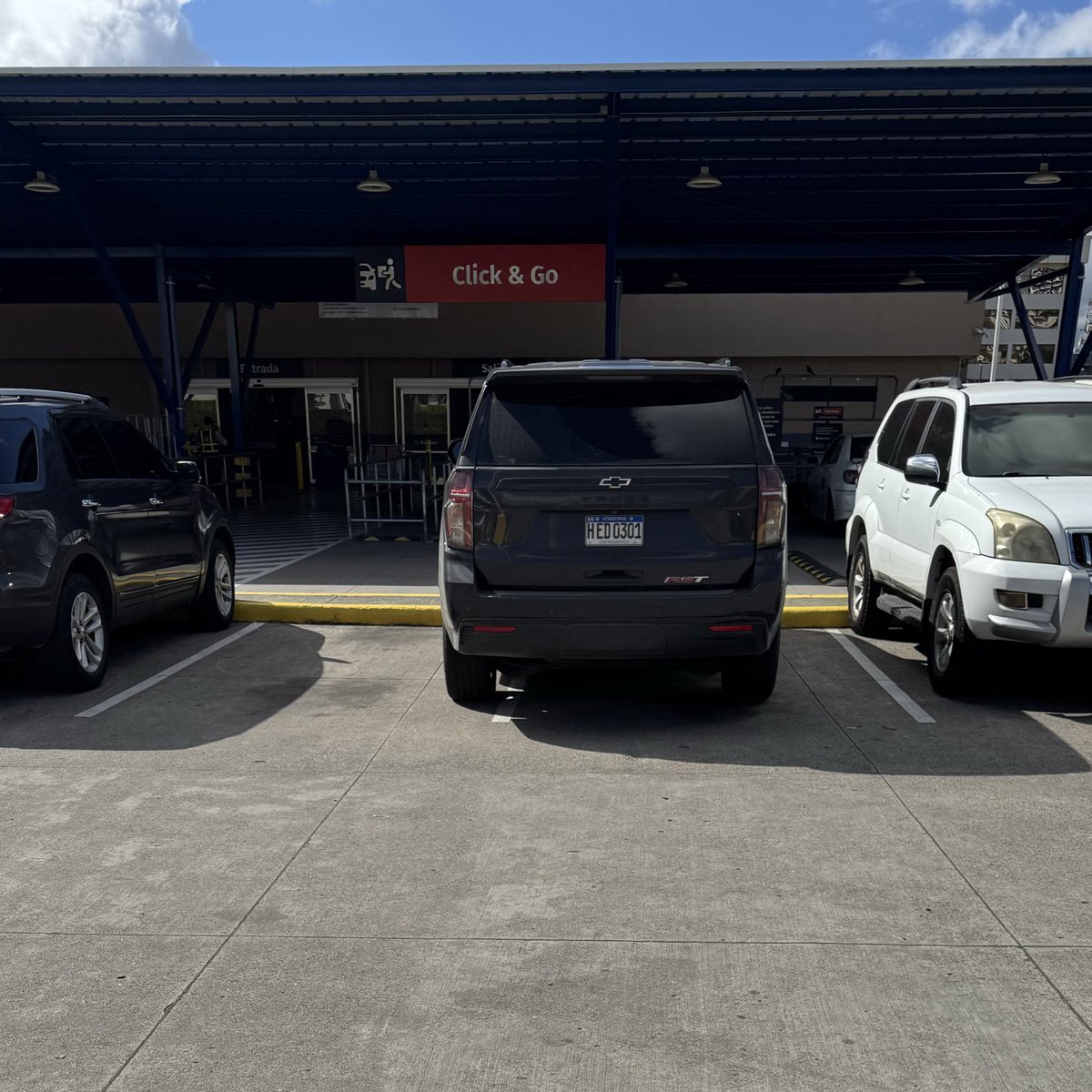 alvolantpendejo's tweet photo. Hubo $$$ para comprar la camioneta pero no para el curso de manejo. 💀 ese carro trae un montón de sensores y cámaras pecado es no estacionarte bien 🤡🙃 https://t.co/nW5FmPGvYh