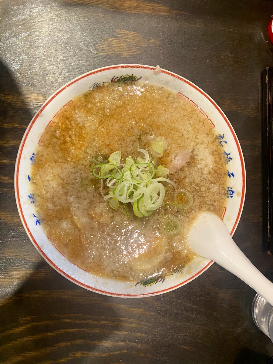 Aboranchi's tweet photo. ふらりと立ち寄ったラーメン屋さん。
丼の表面にギラギラとたっぷり浮く背脂。箸でかき分けると濃い醤油色したスープと麺が顔を出す。つるとろなストレート麺に甘めのスープと背脂がよく絡む。
店内を見渡すと背脂ラーメンよりギラ���ラしたモノを発見。芸術家も愛した一杯がここにある。
#新橋元楽 https://t.co/0YrENfq2Uk