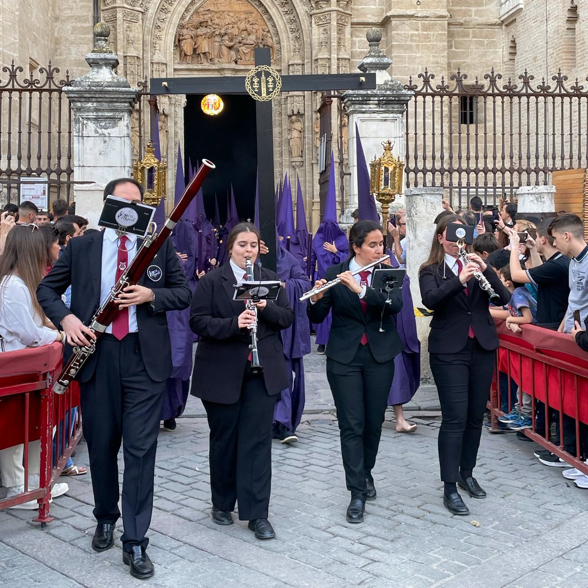 JaviWarSVQ's tweet photo. No puedo dejar pasar la festividad de Santa Cecilia sin felicitar a las formaciones del presente y futuro de mi @HdadCorona:

@CMSonosAngeli 
@ESMASevilla 
@CM_MAuxiliadora 
@BandaAMUECI

Nunca dejéis de vivir la música como lo hacéis. https://t.co/F2k8PX1Ejf