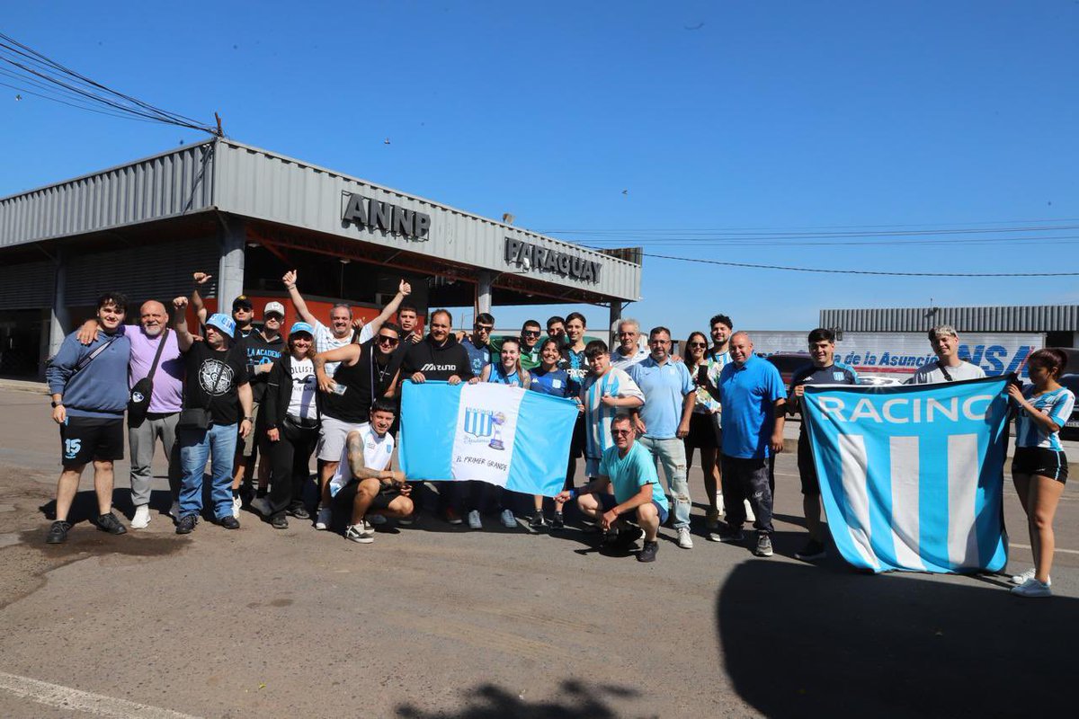 lavidaesmilonga's tweet photo. Banda de la Acadé entrando a Asunción @RacingClub #racing #RacingClub #RacingCopa https://t.co/3zbRNME7f0