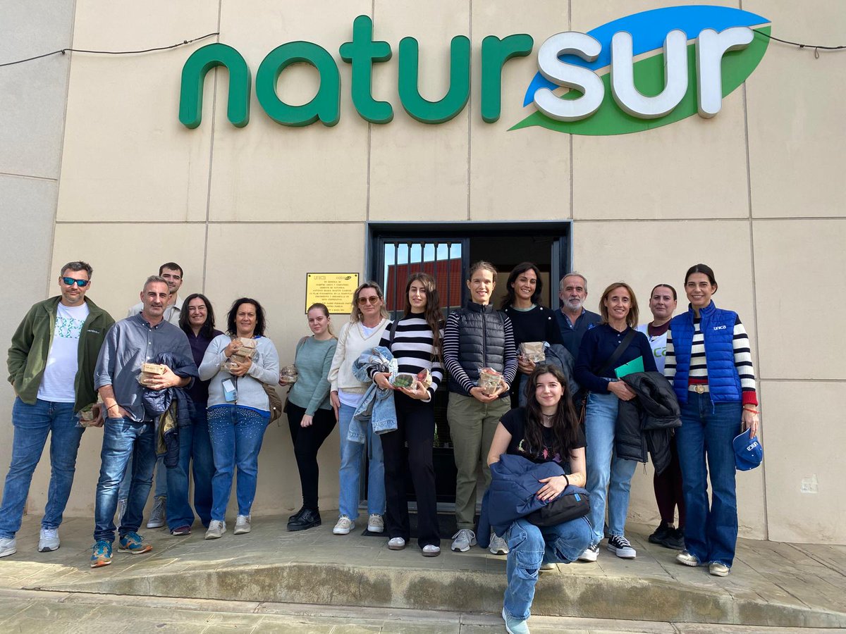 IfapaJunta's tweet photo. Los alumnos de curso de Producción #Integrada en centrales #hortofrutícolas del #IFAPA han visitado las centrales de manipulación y elaboración de #hortalizas La Gergaleña (Gérgal) y Natursur (Viator) para seguir formándose en este sector estratégico en la provincia de #Almería🍅 https://t.co/atZIIzXVFd
