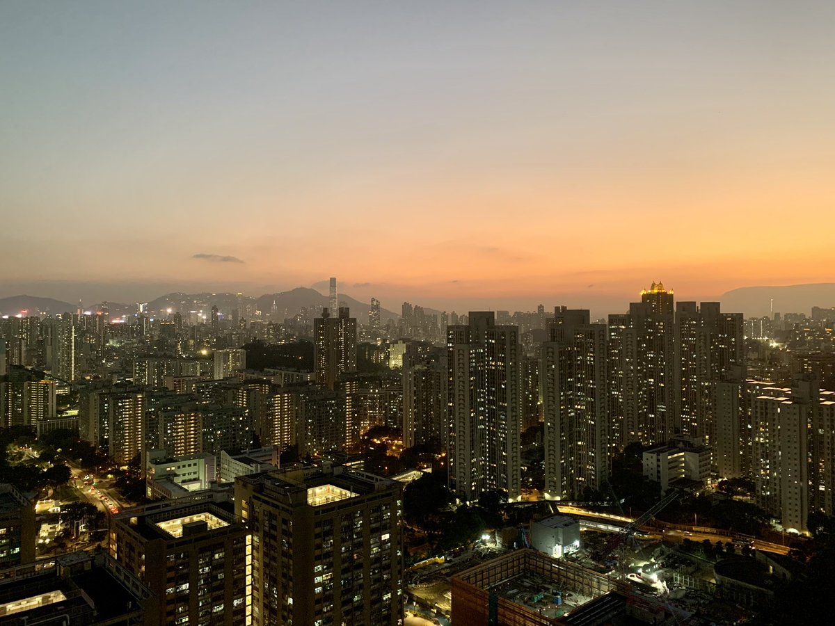 WantToMake36157's tweet photo. Beautiful sunset captured from my mum's house on the 32nd floor.
Have a lovely weekend ahead ❤️

#HKG #HomeSweetHome https://t.co/Orh8t0pkbw