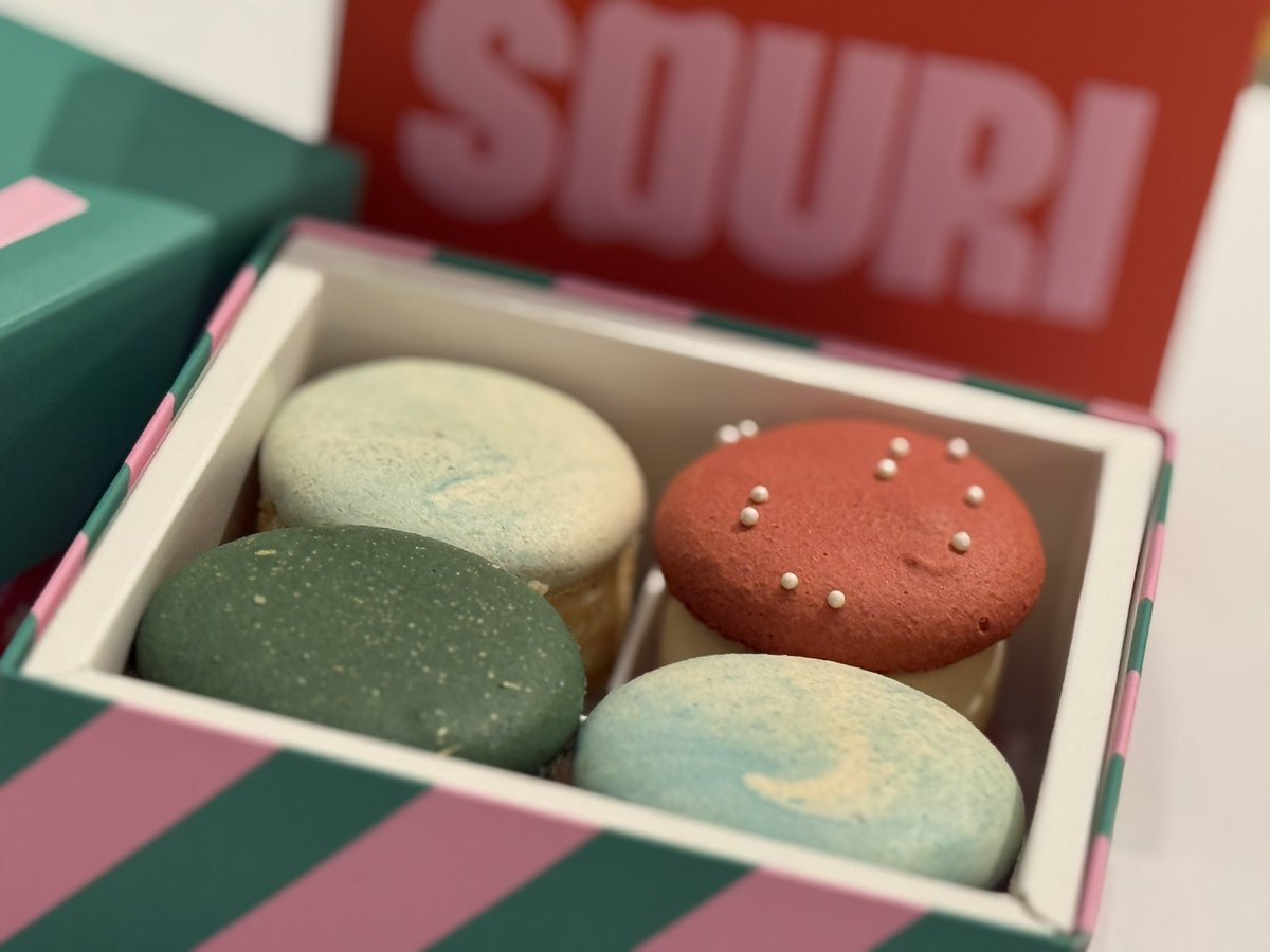 มาการองรสใหม่น่าอร่อย น่าทานทฺกรสเลยค่ะ
สีสันเหมาะกับเทศกาลแห่งความสฺขมากๆ 
รัก <a href="/souri_bkk/">SOURI</a> จังเลย ❤️💚🎁🎄🎅
(กล่องน่ารัก น่าสมมากค่ะทุกคน) 

#SOURI #SOURIBKK #TheOriginalContemporaryFrenchPatisseries