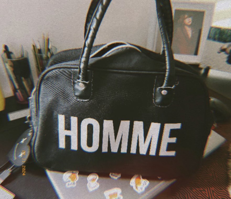 AishiteruRuki's tweet photo. 面白い話だ。 👜😅少し前にこのバッグを売った。 今、私は当時とまったく同じバイヤーからこのバッグを買い戻した。 当時、このバッグを売ったことを本当に後悔した。 (傘が入る唯一のバッグなのだ)。 🙂☂️👜 #ガゼット #theGazettE #HOMME #FEMME #RADMARKET #BLACKMORAL https://t.co/p36VWw7VsV