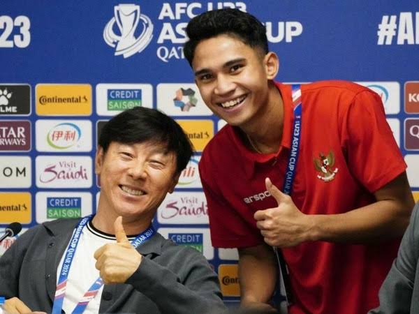 gilabola_ina's tweet photo. Shin Tae-yong bercerita terkait apa yang terjadi di ruang ganti saat jeda istirahat melawan Arab Saudi.

Marselino Ferdinan mendapat teguran dari STY karena tidak mengikuti taktik yang diterapkan di babak pertama.

Shin Tae-yong: "Tetapi selama pertandingan ia tidak mengikuti formasi yang kami inginkan.

Jadi saya katakan kepadanya di jeda pertandingan, jika kamu terus bermain seperti itu, saya akan mengganti kamu. Marselino berkata 'biarkan saya bermain sedikit lebih lama dan saya berjanji akan mencetak gol lagi. Saya percaya diri hari ini'."

Hasilnya Marceng berhasil membuktikan dengan mencetak gol kedua dan memastikan 3 poin untuk Indonesia.

📝vivagoal