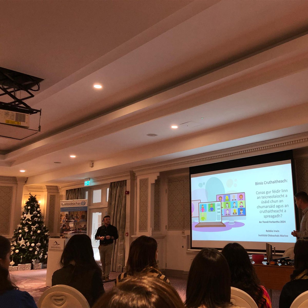 Taispeántas luachmhar ó ghúrú na teicneolaíochta s'againne <a href="/MarinoInstitute/">MIE</a>, Robbie Irwin, ar straitéisí éagsúla leis an gcumarsáid agus leis an gcruthaitheacht a spreagadh sa seomra ranga.

Ár mbuíochas leis as roinnt aipeanna agus áiseanna a roinnt linn.

<a href="/Gaeloid/">Gaeloideachas</a> <a href="/CoggOid/">COGG Oideachas</a>