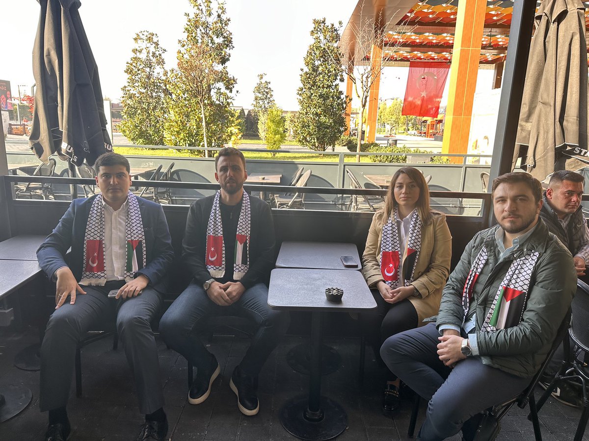 pirilozcelik1's tweet photo. 27 Ekim 2023’te AK Gençlik olarak 81 ilde Starbucks şubelerinin içerisinde Filistin atkılarımızla yarım saat boyunca oturarak yer kapatma eylemi gerçekleştirmiştik. O zaman bize kızanlar, dalga geçenler dahi olmuştu. Ama gelinen noktada #SayStop demenin gücünü görüyoruz. 🇹🇷🇵🇸 https://t.co/M1bufXo3Re