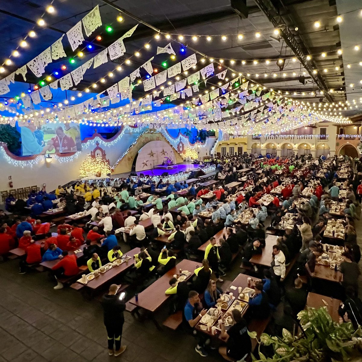 La jornada de hoy no podía terminar sin una comida con todos los jugadores de #LaLigaGenuine en La Cantina! 😋🌮