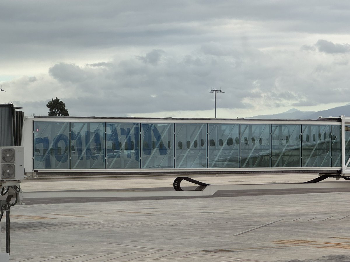ggvenegas's tweet photo. Desde ayer tenemos un B787 de @AirEuropa estacional en @PalmerolaXPL debido a mal tiempo en San Pedro Sula. https://t.co/NnMoao4BpK