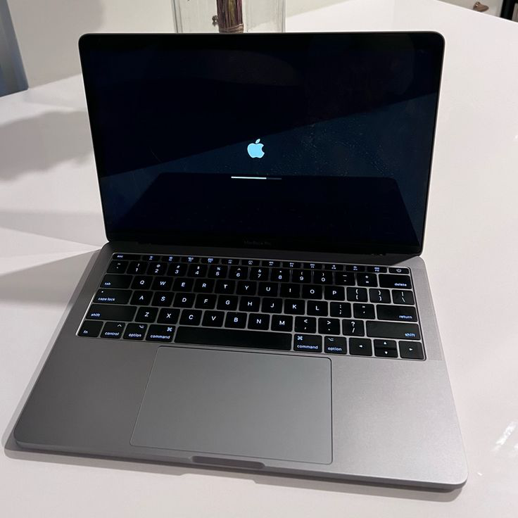 EnzoManis's tweet photo. Plus de 90 millions de personnes utilisent un Mac chaque jour.

Pourtant, beaucoup sont encore bloqués en mode débutant...

Voici 12 fonctionnalités surpuissantes que votre Mac peut faire :

(🔖 Ne le perdez pas 🔖) https://t.co/h6N3URLXkn