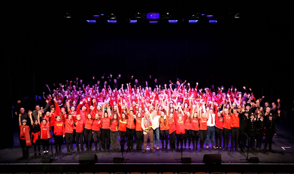 <a href="/dafyddiwan/">Dafydd Iwan</a> Diolch i chi a Bethan am ddod.  Braint oedd eich croesawi i'r theatr.  Mae'r plant wedi cael gwefr o gyd-berfformio gyda'u harwr. <a href="/Ysgol_Strade/">Ysgol Y Strade</a> @Blwyddyn7Strade <a href="/ChwechedyStrade/">Chweched y Strade</a> <a href="/Sainrecords/">Sain</a> <a href="/StiwdioSain/">Stiwdio Sain</a>