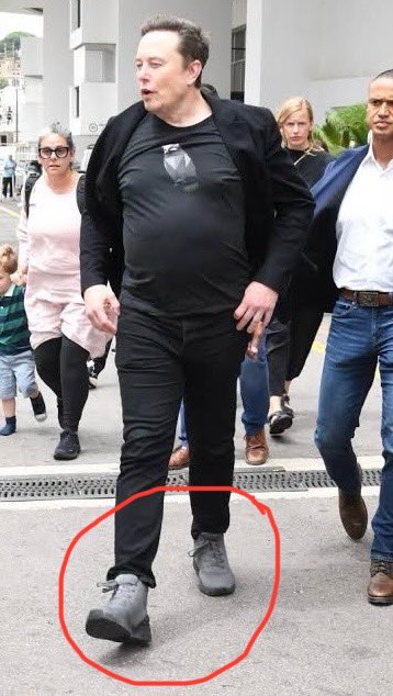 RusyKohli's tweet photo. Elon Musk needs to wear better shoes .....
That's the tweet. 
@elonmusk 
#ElonMusk https://t.co/E8ZdlhTtOA